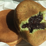 大判焼き　山里 - よもぎ入の大判焼110円と、カスタードの大判焼100円。