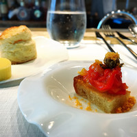 Jean-Georges Tokyo - ⭐︎アミューズ(小前菜)
                チョリソのパウダー、トマトケークサレ