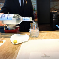Jean-Georges Tokyo - ガス入りのお水はサービスでいい頃合いで注いでくれます