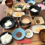 御厨 - 向こう側がおにぎり御膳、手間がとろろ御膳。