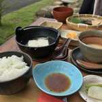 御厨 - 釜焚きご飯、湯豆腐にとろろ。