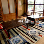 水辺のカフェ 三宅商店 酒津 - ＜冬＞１階店内のテーブル