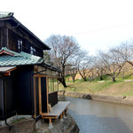 水辺のカフェ 三宅商店 酒津 - ＜冬＞お店の外観と用水路