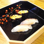 陸女鮨 - 海胆と鯛の松皮造り。