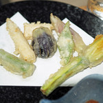 柳家 - 夏野菜の天ぷらの盛り合わせ...（左から）オクラ、ヤングコーン、こなす、（こなすの下）やまうど、もろこいんげん、みょうが、花ズッキーニ