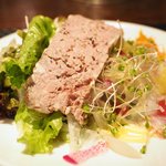 プールトワ - ランチコース 1820円 の田舎風パテとサラダ
