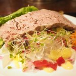 プールトワ - ランチコース 1820円 の田舎風パテとサラダ