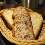 プールトワ - ランチコース 1820円 のくるみパン