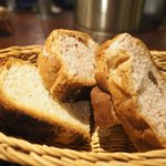 プールトワ - ランチコース 1820円 のくるみパン