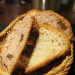 プールトワ - ランチコース 1820円 のくるみパン