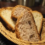 プールトワ - ランチコース 1820円 のくるみパン