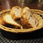 プールトワ - ランチコース 1820円 のくるみパン