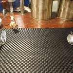 プールトワ - 店内のカウンター席の風景です