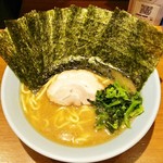 らーめん 晴れる家 - ラーメン700円麺硬め。海苔増し100円。