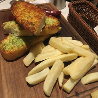 キハチ 青山本店 - ポテト、ガーリックトースト、ソーセージ。