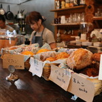 cafe rest LOG - 手作りの大きなマフィンをカウンターに並べています