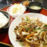 Jirochou - 焼肉定食￥780。お値段的に豚肉か鶏肉だと思っていたら、ちゃんと牛肉でした！きちんと牛肉の味がしていましたよ！ボリュームもたっぷりです！