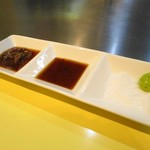 鉄板カレーQ -   タレは左から玉ねぎソース・自家製ポン酢・塩わさび