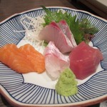 Daifuku - 刺身の盛り合わせは一人づつお皿に乗って運ばれてきました。
                      
                      博多の宴会には欠かせない新鮮な魚のお刺身です。