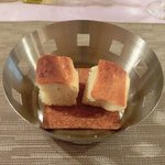 Giglio - パスタ+前菜 1365円 の自家製パン