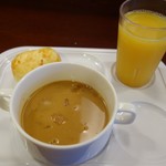 名古屋ビーズホテル - パンプキンスープとパンとオレンジジュースです