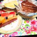 SECOND HOUSE CAKE WORKS - チーズレモンパイ、季節のフルーツタルト、チョコケーキを横から