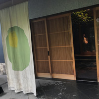 丸新 - 広いアプローチでちょっとドキドキ