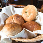 山田家珈房 - 自家製パン♪これ、1人分ですよ！(⊙ꇴ⊙)
            しかも、大きい！