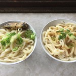 手打うどん たむら - 左：ひやかけ大＆昆布天　右：醤油大（冷）