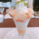 千疋屋フルーツパーラー - ピーチパフェ