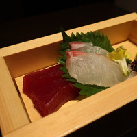 御影蔵 丸ビル - 赤身と鯛の刺身盛合せアップ