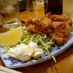 もつ焼き　エビス参 - 唐揚げ（レモンかけますか？）