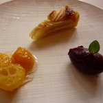 ル・ブルギニオン - デザートは、カシスシャーベット、リンゴのタルトと（チョコの代わりに）金柑のコンポート
