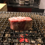 Yakiniku COWSI - さあ、今から「一枚熟成肉」を焼きますぞ〜の図。