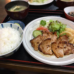 Asahiya Shiyokudou - しょうが焼き定食。肉厚でポークソテー風。