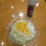 付属のサラダ、内側にポテトサラダが詰まってる