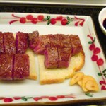 鉄板焼 銀杏 - 神戸牛と米沢牛のサーロイン（レア）