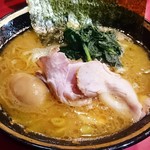 家系総本山 ラーメン 吉村家 - ラーメン（味玉トッピング）