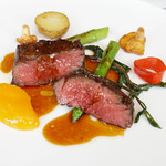 シェ・コーベ - ハラミステーキ、卵黄ピューレ、ジロール茸