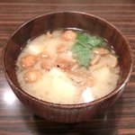 紅亭 - ドレス・ド・オムライス<夜限定10食> 2000円 のなめこの味噌汁