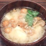 紅亭 - ドレス・ド・オムライス<夜限定10食> 2000円 のなめこの味噌汁