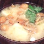 紅亭 - ドレス・ド・オムライス<夜限定10食> 2000円 のなめこの味噌汁