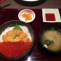 函館うに むらかみ 日本生命札幌ビル店 - お味噌汁と漬物付きです。