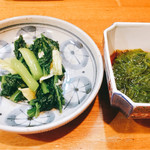 居酒屋 よってって - お通し2品。お新香とめかぶ