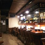 さば銀 - 木の温もりのあるカウンター席