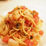 Giglio - パスタ+前菜+ドルチェ 1900円 の北海道産 帆立貝柱とアンチョビ、ケッパー、山形産 フレッシュトマトのブッタネスカ風 冷製プーリア産スパゲッティ