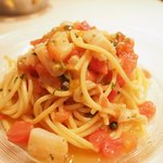 Giglio - パスタ+前菜+ドルチェ 1900円 の北海道産 帆立貝柱とアンチョビ、ケッパー、山形産 フレッシュトマトのブッタネスカ風 冷製プーリア産スパゲッティ