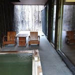 坐忘林 - お部屋の 露天も この広さ
      しかも 自然の 木を  わざわざ 内面にも 外壁にも 貼っている 懲りよう        素晴らしい