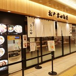 松戸富田麺業 - お店はガラス張りの外観で木製の看板が落ち着いた雰囲気を醸し出しています！