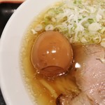 松戸富田麺業 - 味玉は黄身が羊羹状の固めな半熟具合